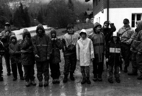 Gruppe-vor-Lagerhaus-im-Reg