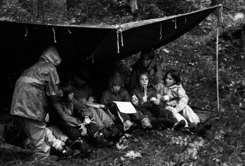 Maedchen-unter-Blachenzelt