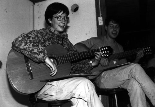 Marion-Fidi-an-Gitarre